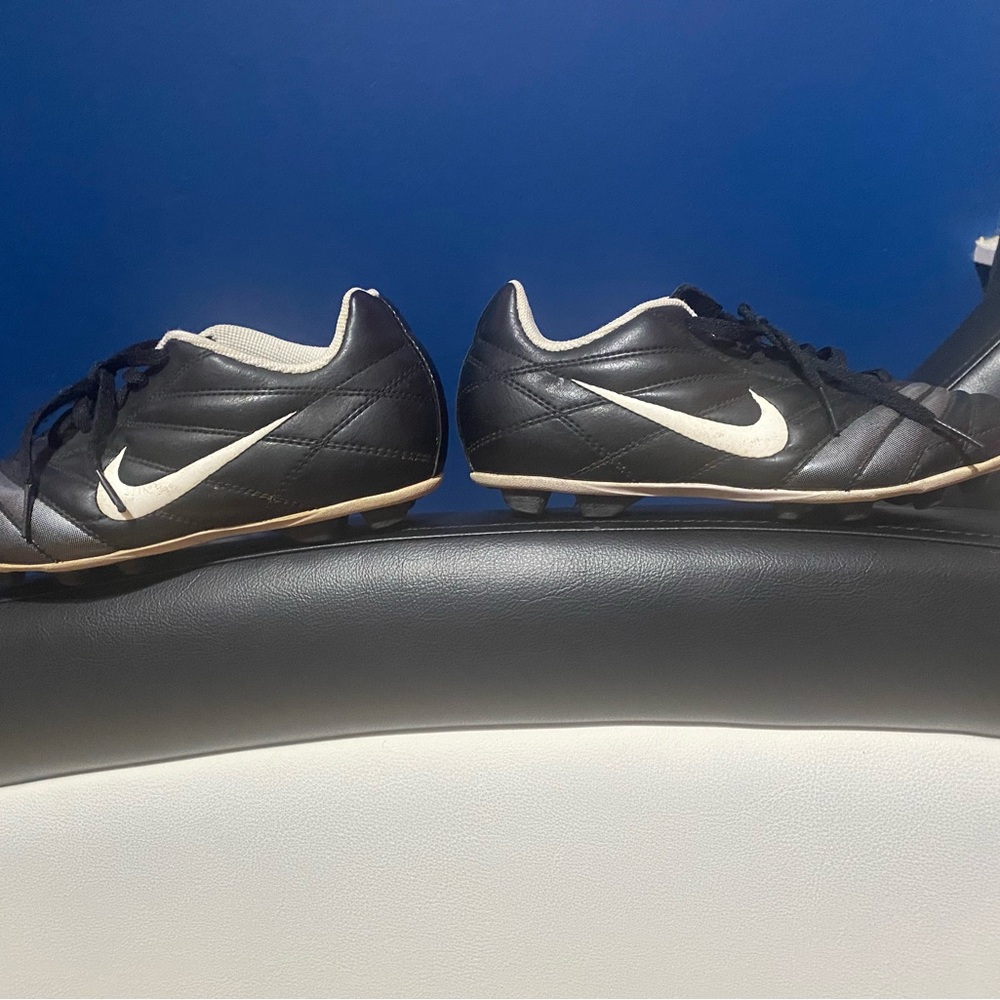 Youth soccer cleats
